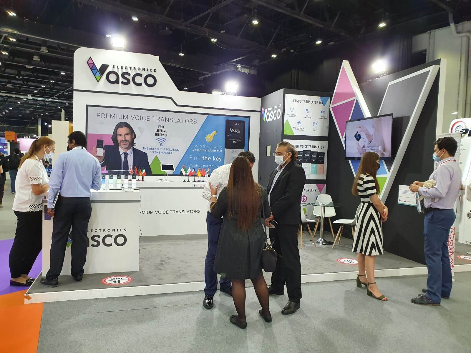 Der Stand von Vasco Electronics auf der GITEX mit Messe-Besuchern im Vordergrund