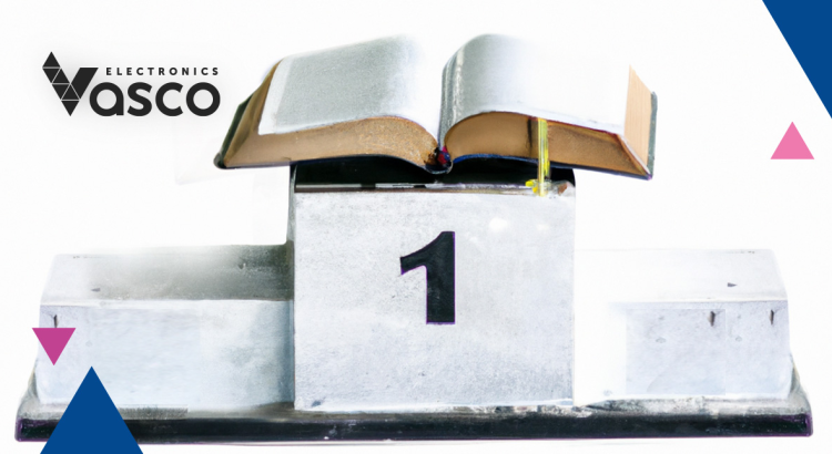 Ein aufgeschlagenes Buch auf Platz 1 eines Siegertreppchens