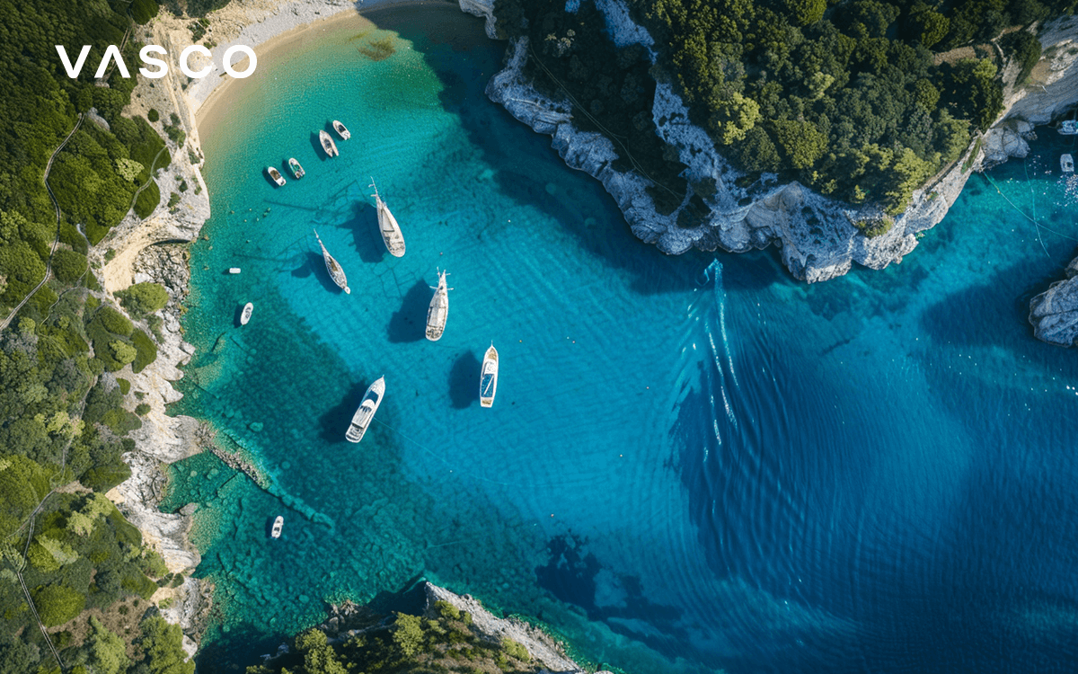 Vogelperspektive auf die Insel Antipaxos bei Korfu in Griechenland.