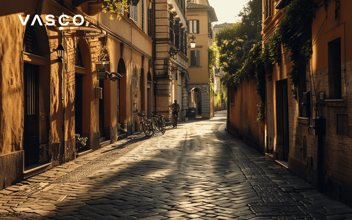 Italienische Straße bei Sonnenuntergang.