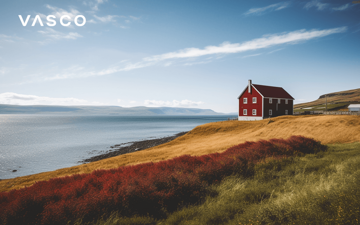 Fjorde in Nordisland und ein rotes Haus.