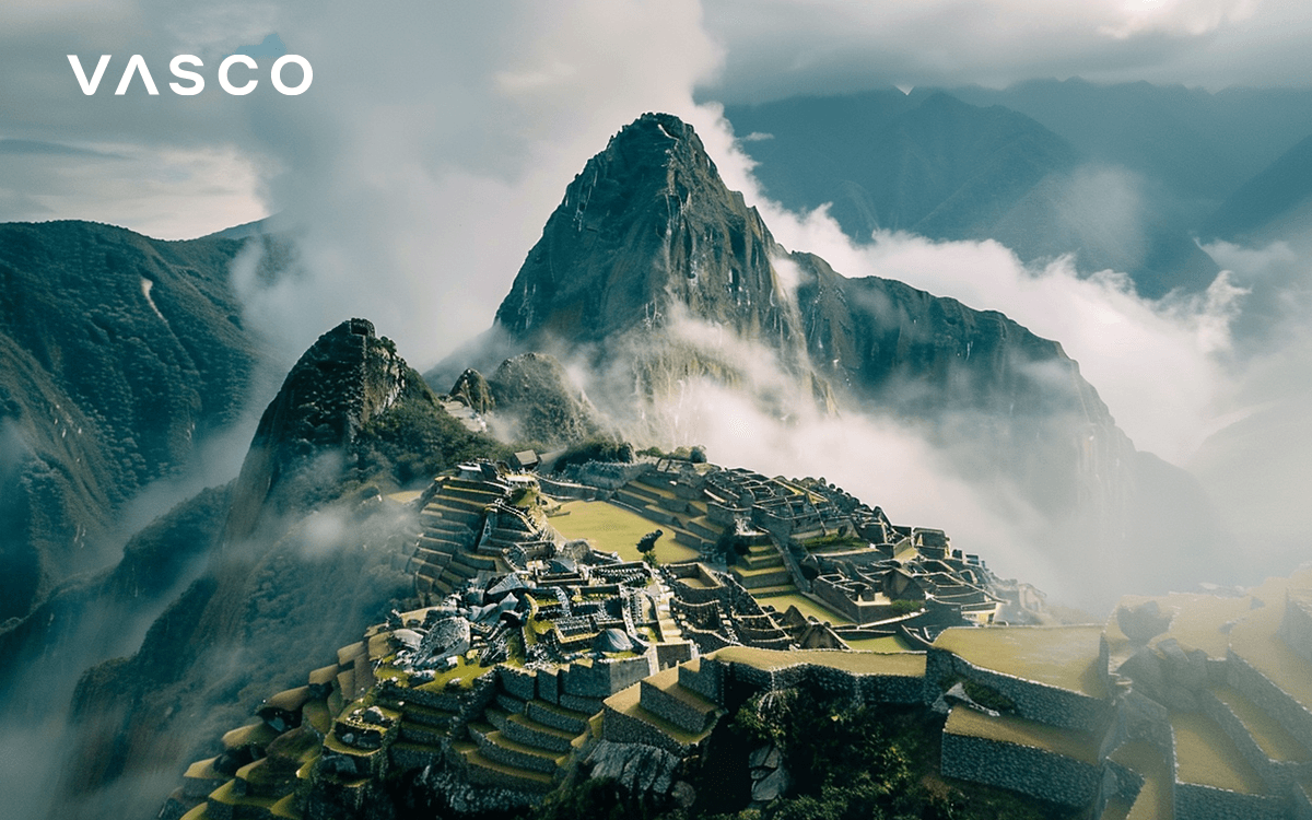 Blick auf die nebligen Gipfel von Machu Picchu in Peru.