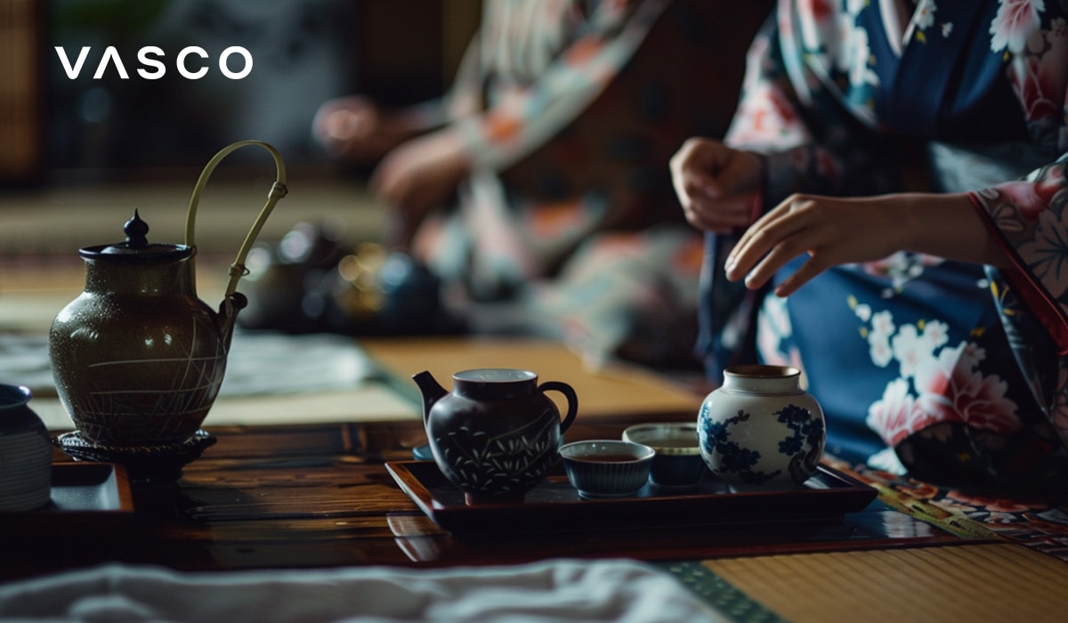 Eine traditionelle japanische Teezeremonie, bei der Frauen in Kimonos Tee zubereiten.