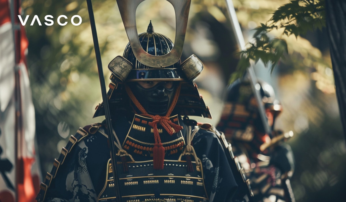 Eine Nahaufnahme eines Samurai-Kriegers in traditioneller Rüstung, der in einer Waldlandschaft steht.