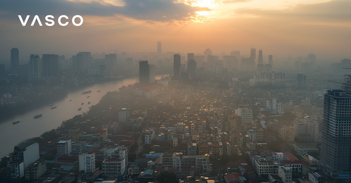 Eine Luftaufnahme von Hanoi bei Sonnenuntergang mit nebligem Himmel