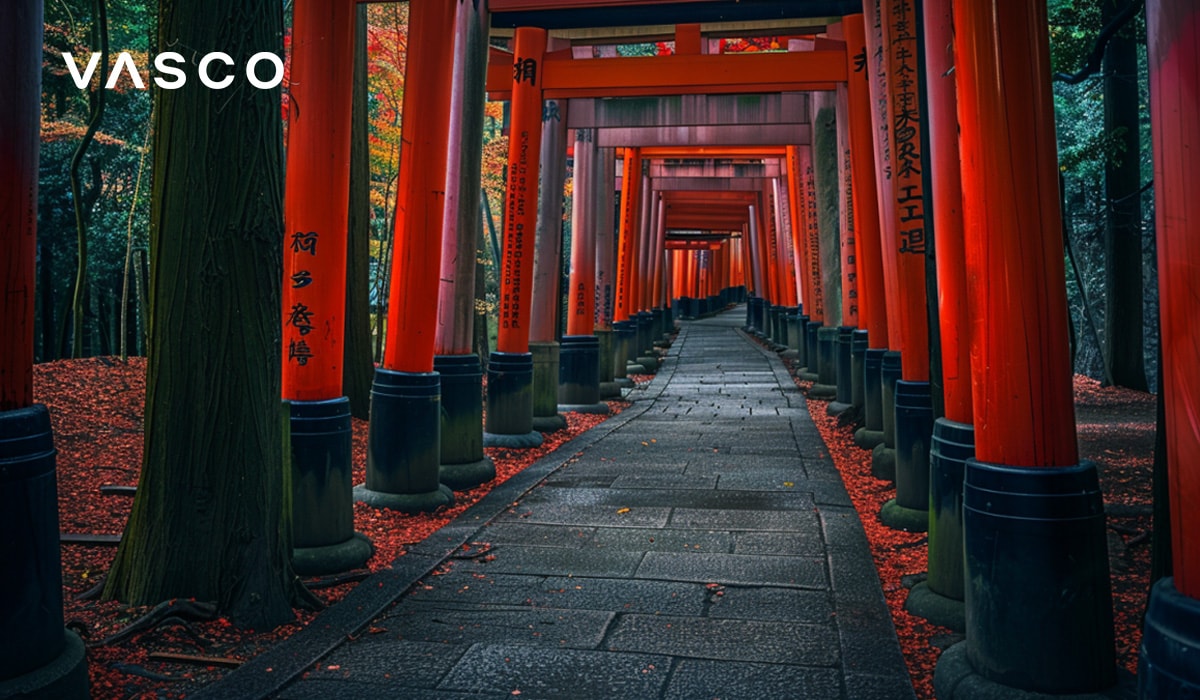 Ein mit leuchtend roten Torii-Toren gesäumter Weg in einer ruhigen Waldumgebung.