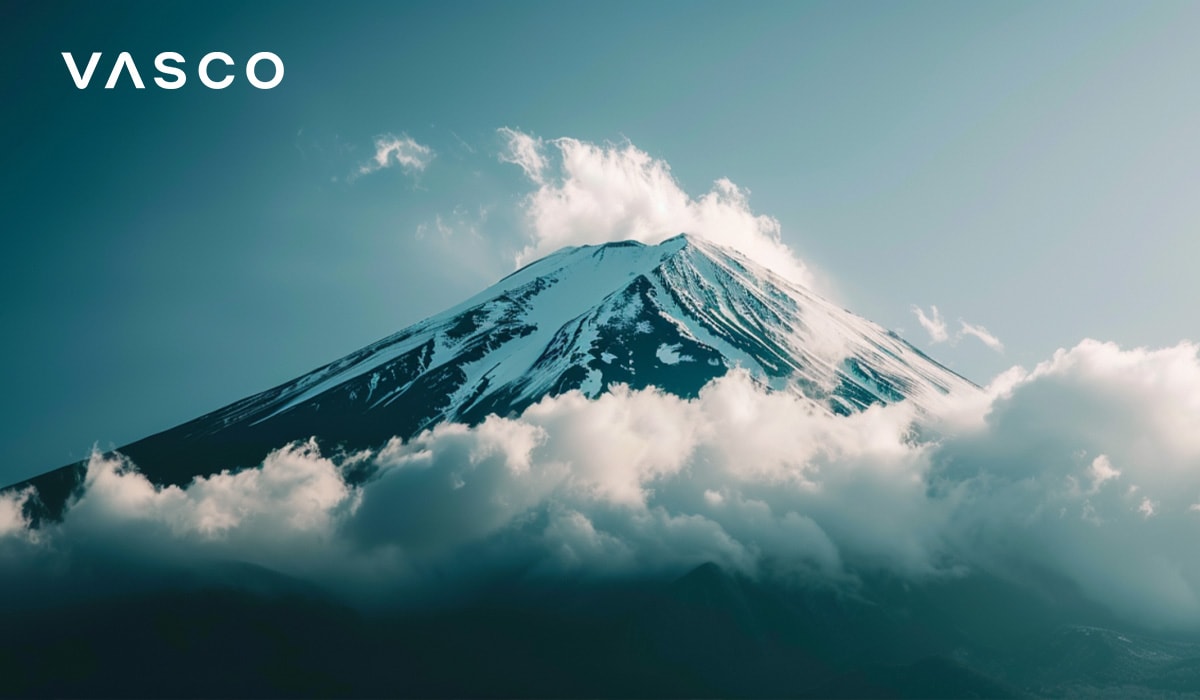 Ein majestätischer Blick auf den Berg Fuji, dessen schneebedeckte Spitze teilweise von Wolken verdeckt wird.