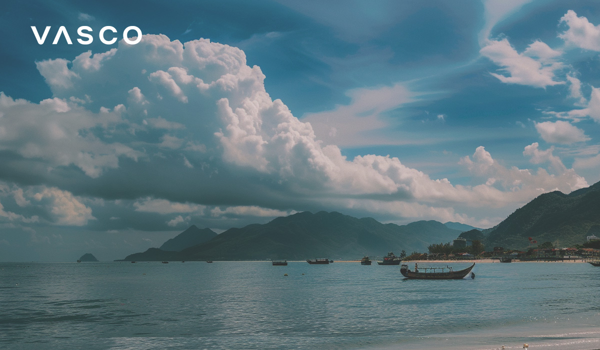 Ein Strand mit Booten und Bergen im Hintergrund, als Beispiel für die beste Zeit für eine Reise nach Vietnam.