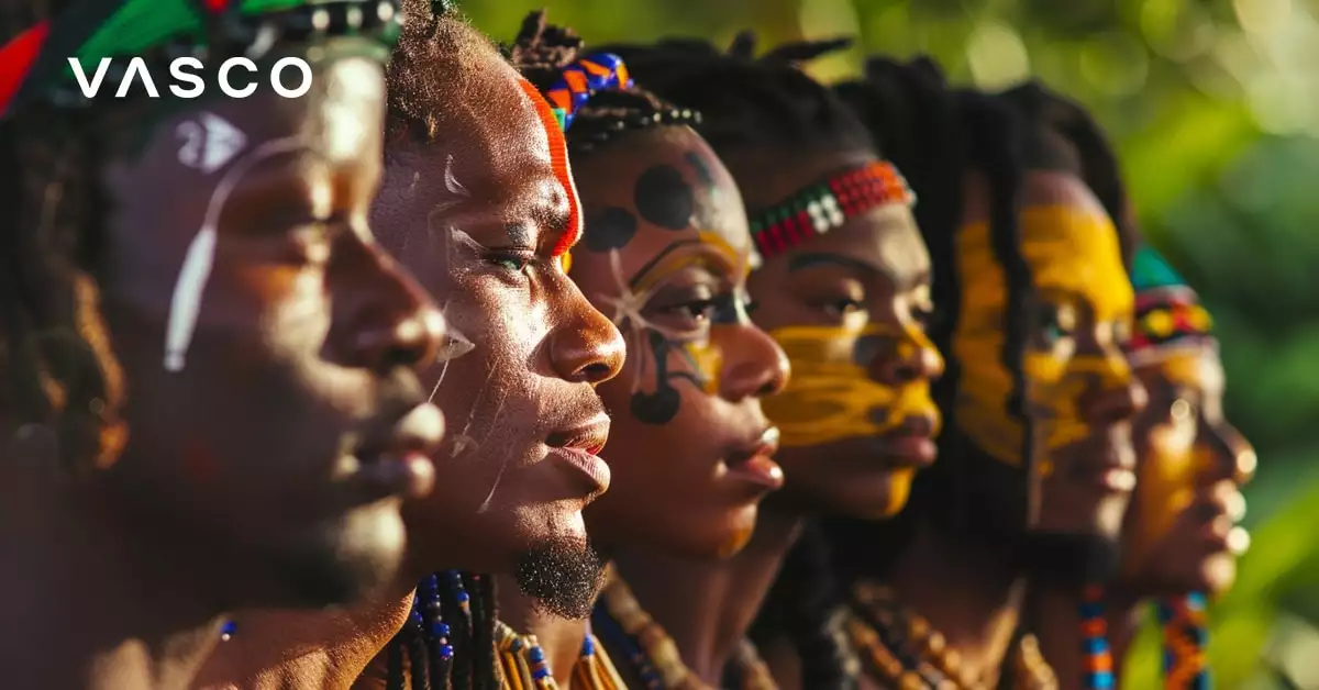 Eine Gruppe von Menschen in traditioneller afrikanischer Kleidung und mit bunter Gesichtsbemalung