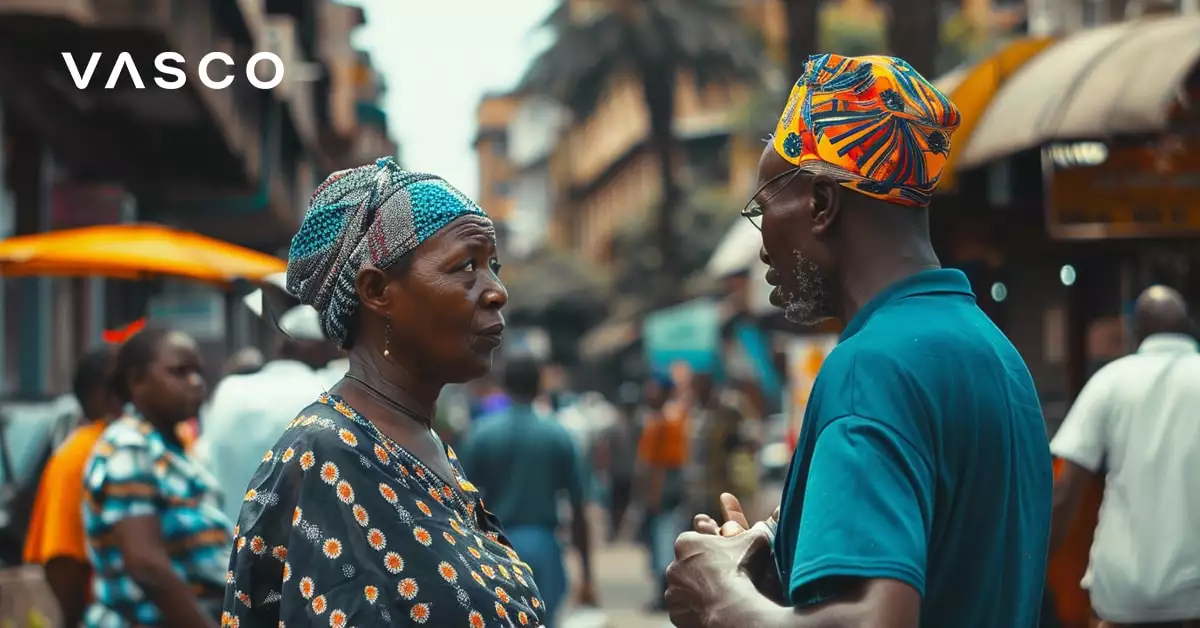 Ein Ã¤lterer Mann und eine Frau unterhalten sich auf einer belebten StraÃe in Afrika