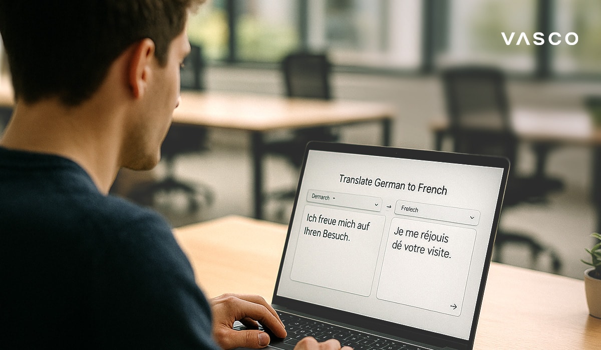 Ein Mann sitzt an einem Laptop, auf dessen Bildschirm ein Online-Übersetzer zu sehen ist.