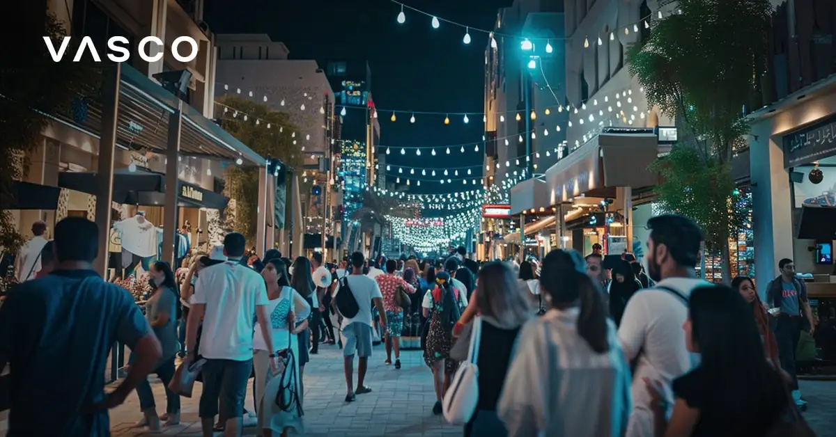 Belebter Nachtmarkt in Dubai mit Lichterkettern und Menschen beim Einkaufen.