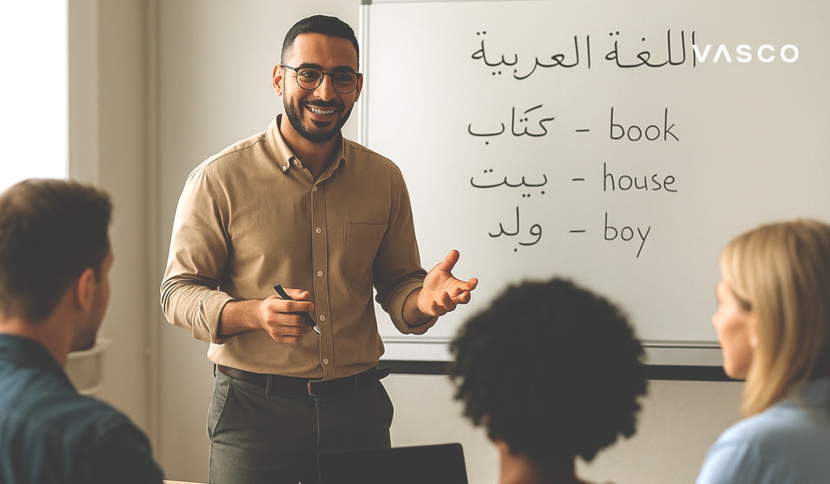 Ein Lehrer bringt Schülern in einem Klassenzimmer die arabische Sprache bei.