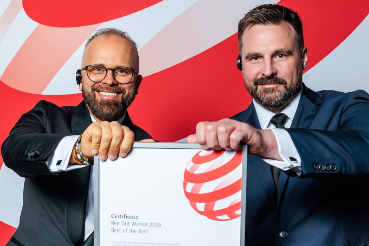 Vasco-Red-Dot-Award-2025-c Maciej Góralski (Founder and CEO of Vasco) and Tomasz Stomski (Chief Product Officer) show the Red Dot Award certificate for the Vasco Translator E1