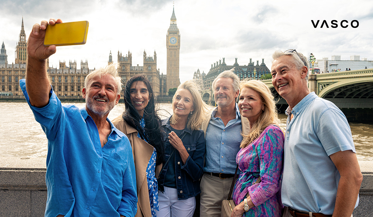 urlaub-englisch-vokablen-1000×700-blog-de-01 Eine Gruppe von Freunden macht ein Selfie in London, Big Ben und die Themse im Hintergrund.