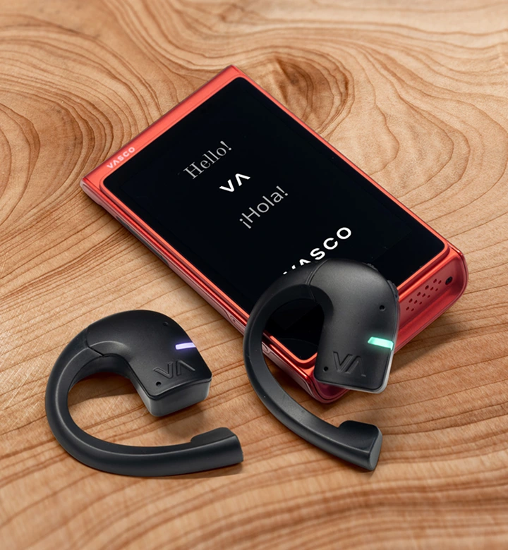 Person klickt auf die Einstellungen der Übersetzungskopfhörer im Vasco V4-Gerät