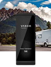 Ein Wohnmobil am Straßenrand mit Bergen im Hintergrund, darauf ein Bild des Vasco Translator V4 in Schwarz Onyx.
