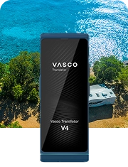 Ein an der Küste geparktes Wohnmobil mit malerischen Gewässern im Hintergrund, neben einem Bild des Vasco Translator V4 in Cobalt Blue.