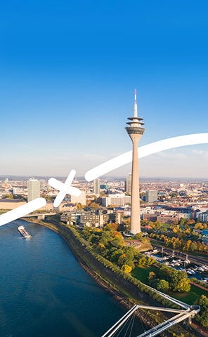 Blick auf den Rheinturm, ein bekanntes Wahrzeichen der Düsseldorfer Skyline.