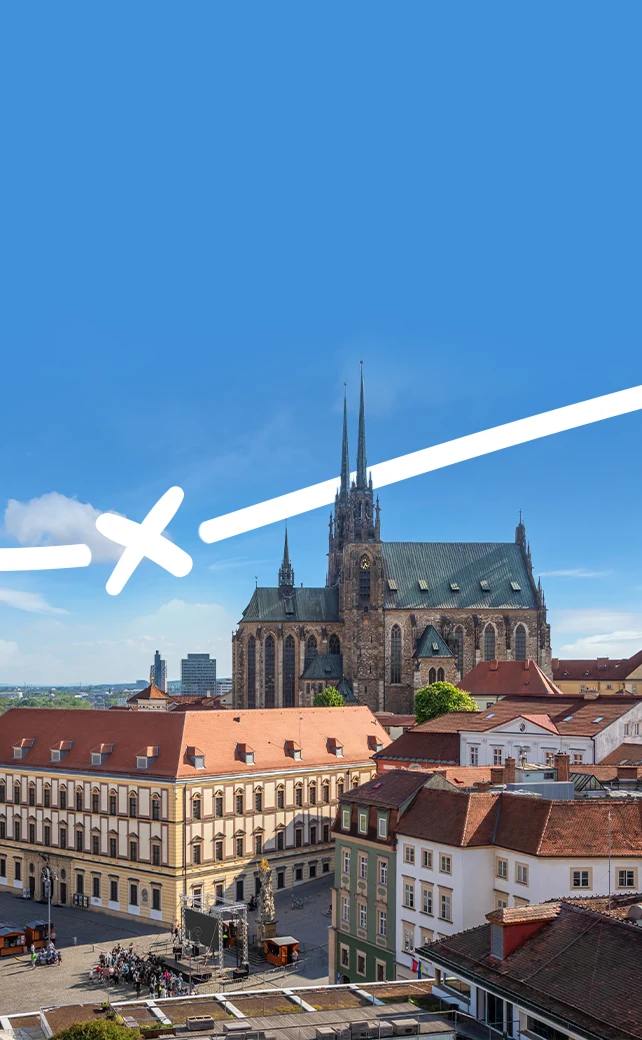 Eine Luftaufnahme der historischen Stadt Brünn in Tschechien mit der Kathedrale St. Peter und Paul und ihren markanten neugotischen Zwillingsspitzen.