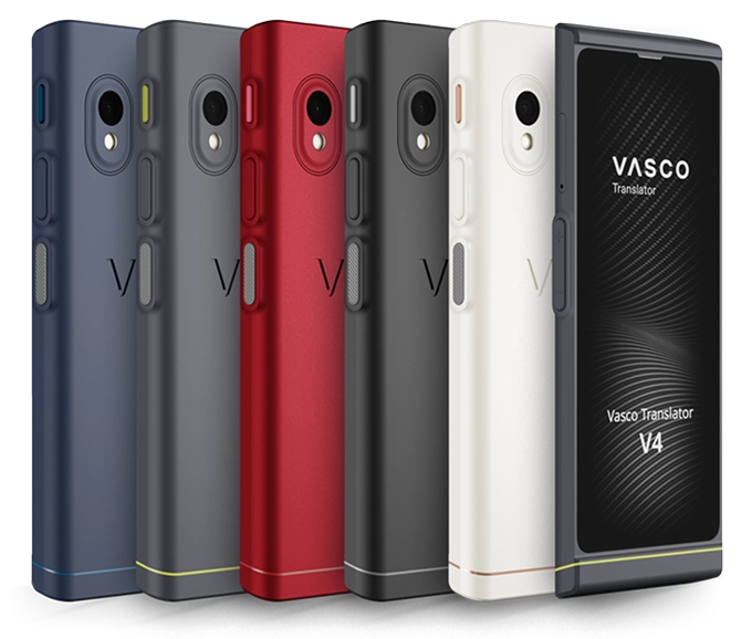 Fünf Vasco Translator V4-Geräte in den Farben Blau, Dunkelgrau, Rot, Schwarz und Weiß sind aufrecht stehend abgebildet, wobei ein Gerät den Startbildschirm anzeigt.